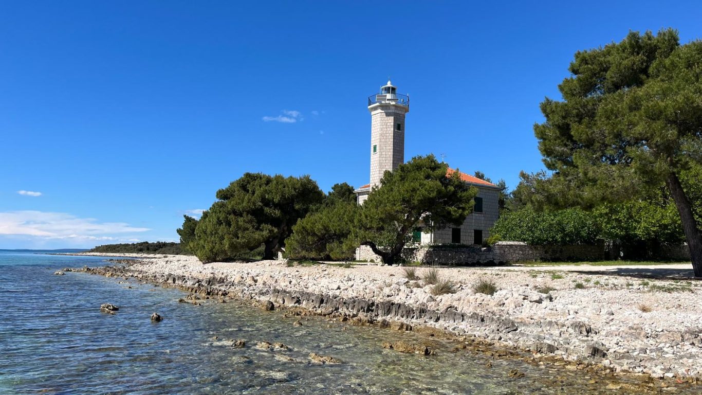 Spaziergang zum Leuchtturm auf Vir Leuchtturm