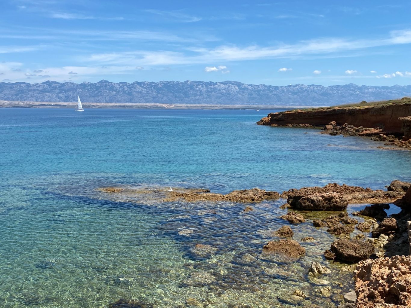 Wanderung entlang der Roten Felsen auf Vir Rote Felsen