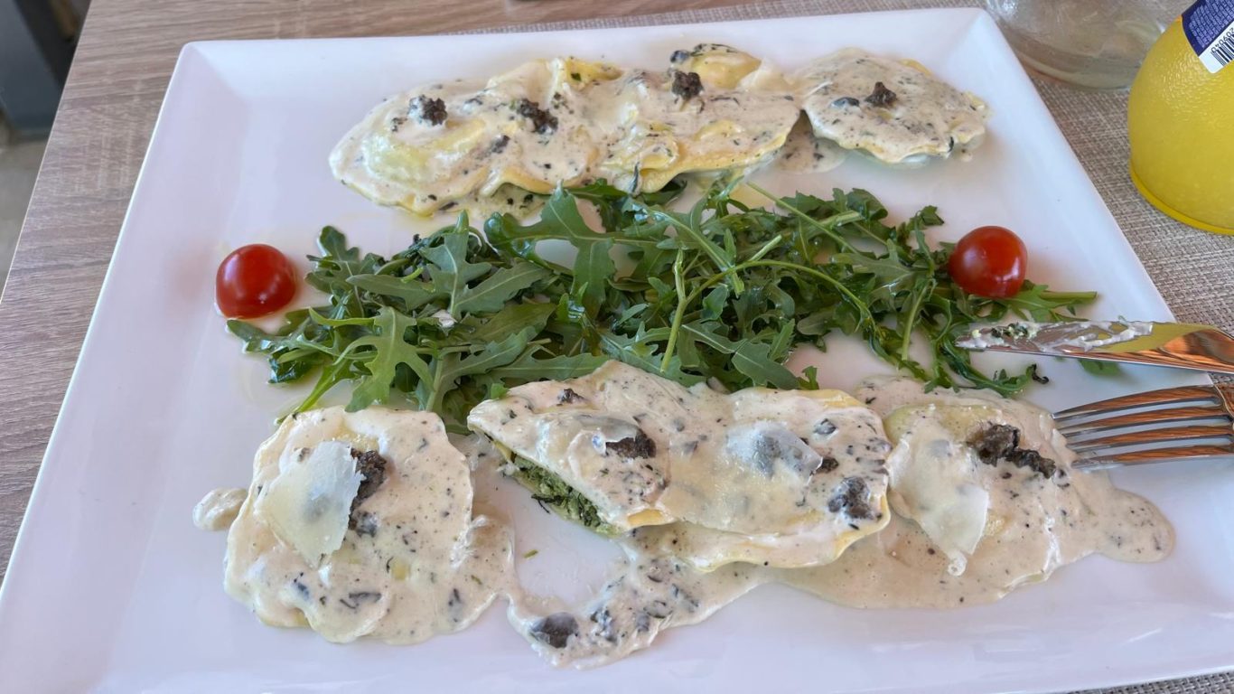 Lokale Spezialitäten genießen Essen